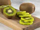 Waarom eten zoveel mensen kiwi's met schil, is het gewoon een rage of een gezonde trend?