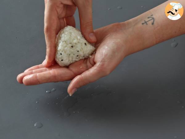 Tonijn onigiri, het kleine Japanse driehoekige rijstbroodje - おにぎり - Voorbereiding stap 13