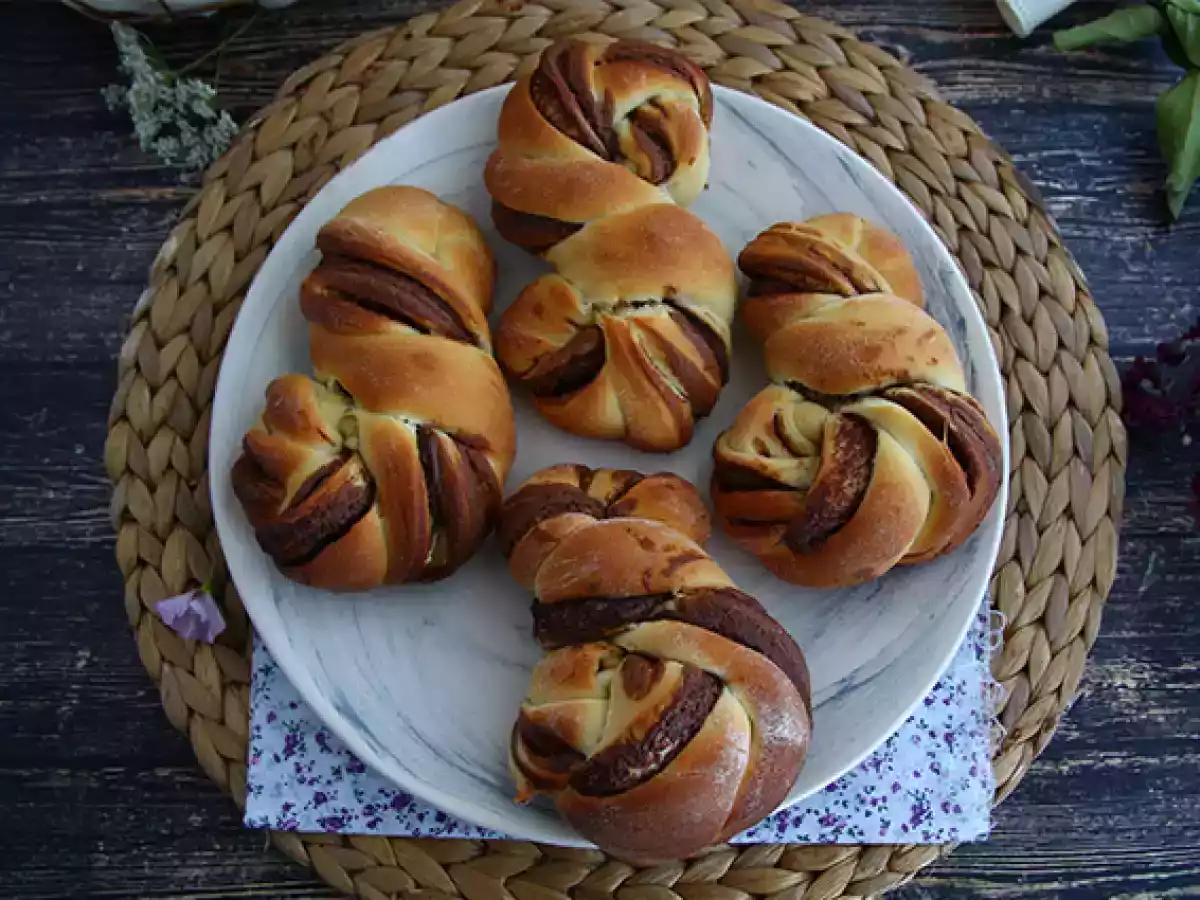 Gevlochten broodjes met Nutella