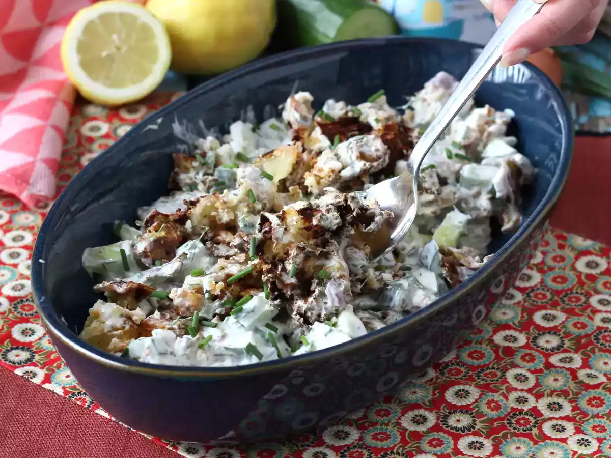 Komkommer en krokante aardappelsalade